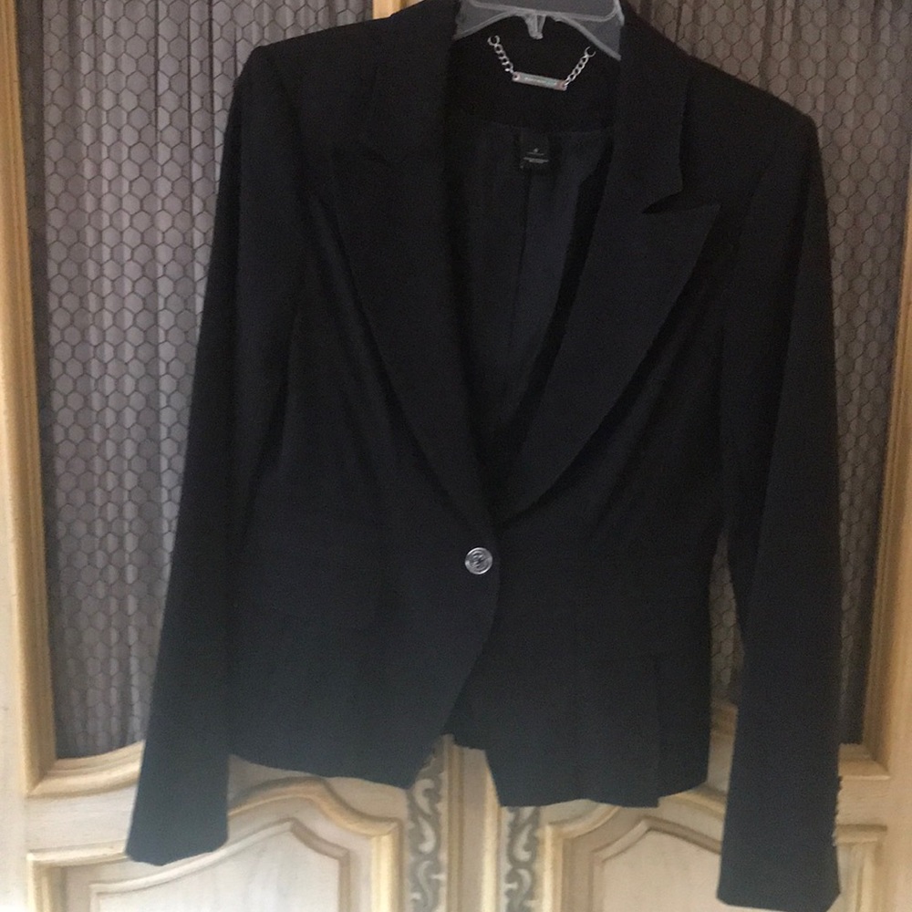 Black house white market blazer